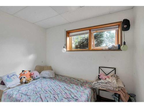 412 2 Avenue Ne, Airdrie, AB - Indoor Photo Showing Bedroom