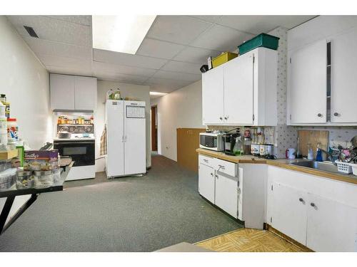 412 2 Avenue Ne, Airdrie, AB - Indoor Photo Showing Kitchen