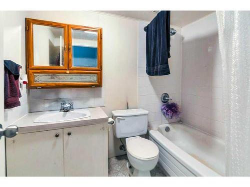 412 2 Avenue Ne, Airdrie, AB - Indoor Photo Showing Bathroom