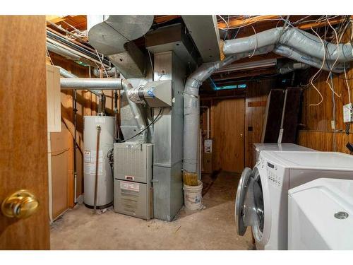 412 2 Avenue Ne, Airdrie, AB - Indoor Photo Showing Laundry Room