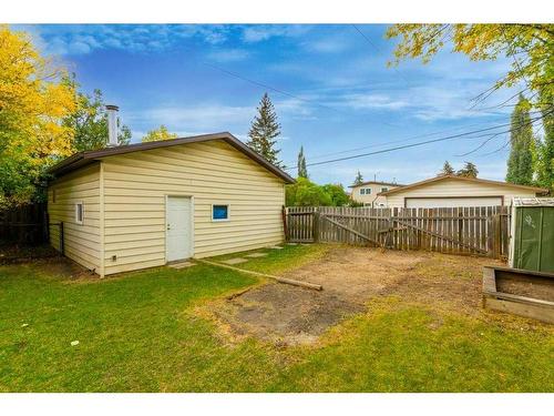 412 2 Avenue Ne, Airdrie, AB - Outdoor