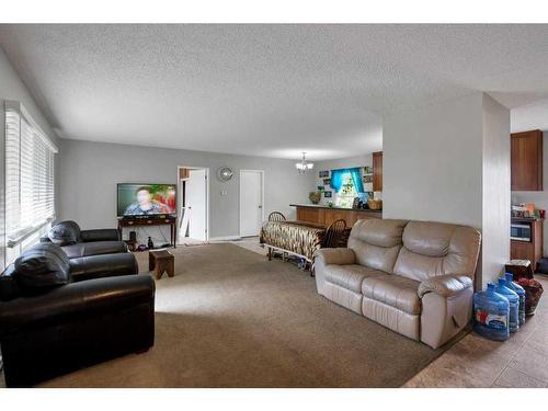 412 2 Avenue Ne, Airdrie, AB - Indoor Photo Showing Living Room