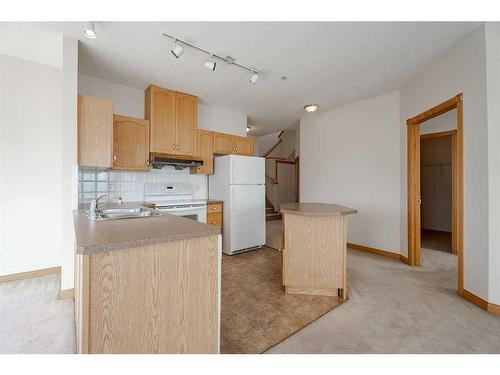 226-1920 14 Avenue Ne, Calgary, AB - Indoor Photo Showing Kitchen