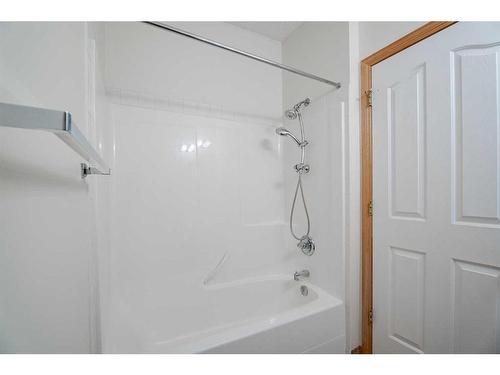 226-1920 14 Avenue Ne, Calgary, AB - Indoor Photo Showing Bathroom