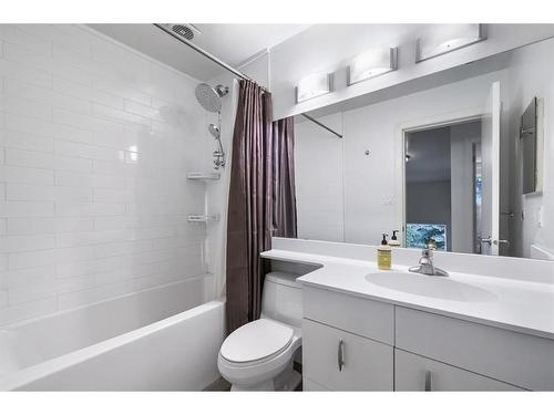 712-3130 66 Avenue Sw, Calgary, AB - Indoor Photo Showing Bathroom