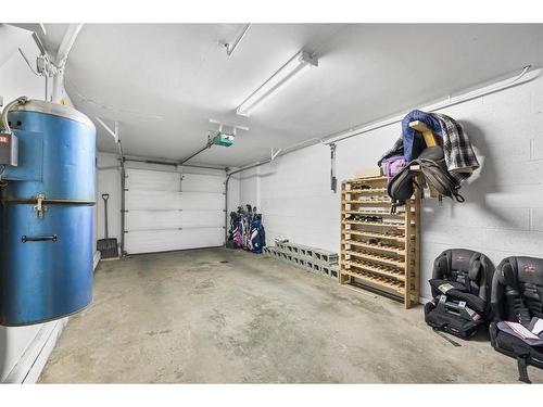 712-3130 66 Avenue Sw, Calgary, AB - Indoor Photo Showing Garage