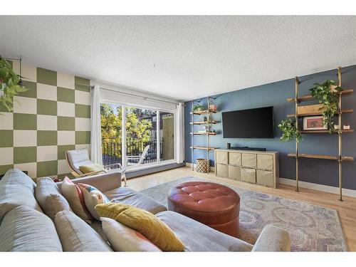 712-3130 66 Avenue Sw, Calgary, AB - Indoor Photo Showing Living Room