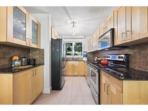 712-3130 66 Avenue Sw, Calgary, AB - Indoor Photo Showing Kitchen