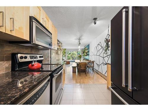 712-3130 66 Avenue Sw, Calgary, AB - Indoor Photo Showing Kitchen