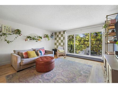 712-3130 66 Avenue Sw, Calgary, AB - Indoor Photo Showing Living Room