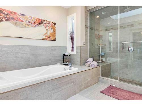 1431B 39 Street Sw, Calgary, AB - Indoor Photo Showing Bathroom