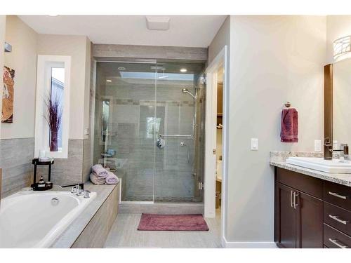 1431B 39 Street Sw, Calgary, AB - Indoor Photo Showing Bathroom