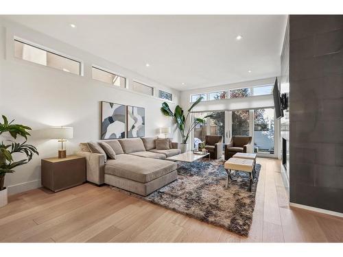 1922 46 Avenue Sw, Calgary, AB - Indoor Photo Showing Living Room