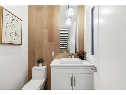 1922 46 Avenue Sw, Calgary, AB - Indoor Photo Showing Bathroom