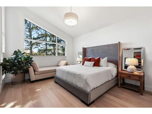 1922 46 Avenue Sw, Calgary, AB - Indoor Photo Showing Bedroom