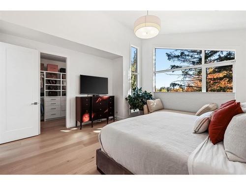 1922 46 Avenue Sw, Calgary, AB - Indoor Photo Showing Bedroom