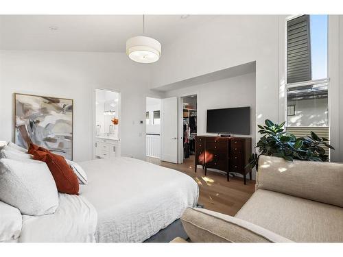 1922 46 Avenue Sw, Calgary, AB - Indoor Photo Showing Bedroom