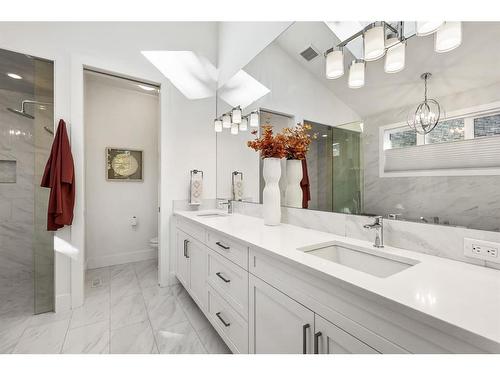 1922 46 Avenue Sw, Calgary, AB - Indoor Photo Showing Bathroom