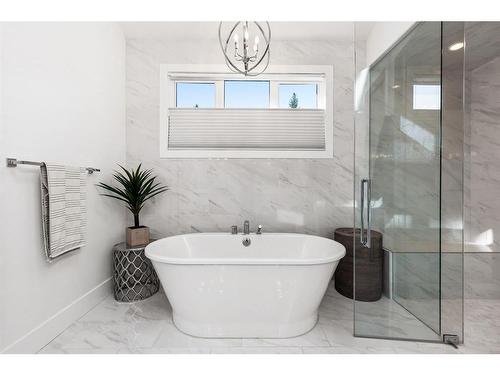 1922 46 Avenue Sw, Calgary, AB - Indoor Photo Showing Bathroom