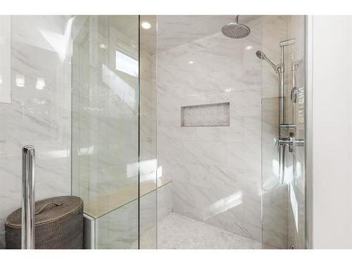 1922 46 Avenue Sw, Calgary, AB - Indoor Photo Showing Bathroom