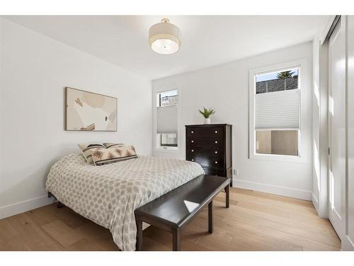 1922 46 Avenue Sw, Calgary, AB - Indoor Photo Showing Bedroom