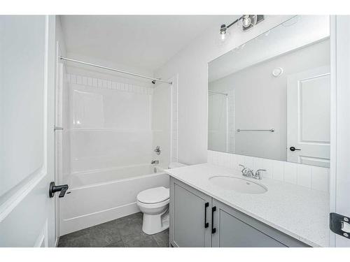 954 Bayview Rise Sw, Airdrie, AB - Indoor Photo Showing Bathroom