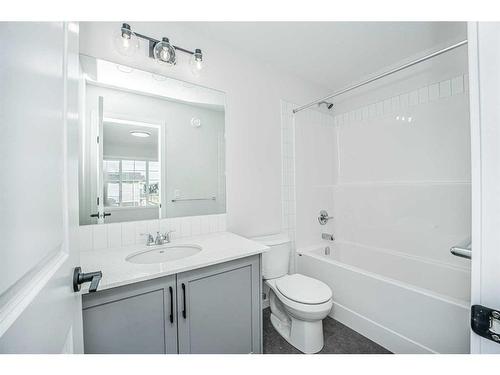 954 Bayview Rise Sw, Airdrie, AB - Indoor Photo Showing Bathroom