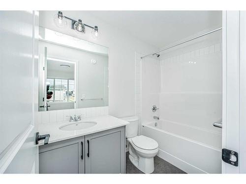 954 Bayview Rise Sw, Airdrie, AB - Indoor Photo Showing Bathroom