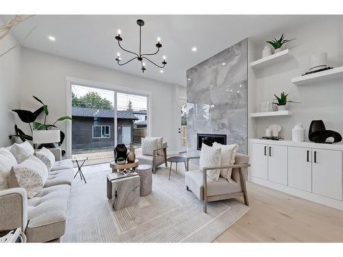 916 42 Street Sw, Calgary, AB - Indoor Photo Showing Living Room