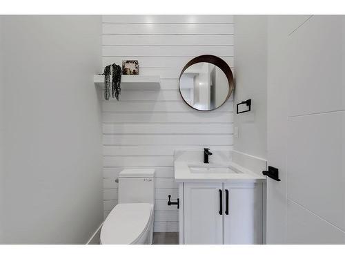 916 42 Street Sw, Calgary, AB - Indoor Photo Showing Bathroom