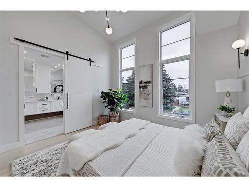 916 42 Street Sw, Calgary, AB - Indoor Photo Showing Bedroom