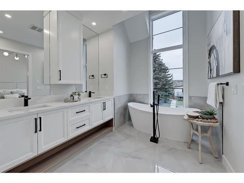 916 42 Street Sw, Calgary, AB - Indoor Photo Showing Bathroom