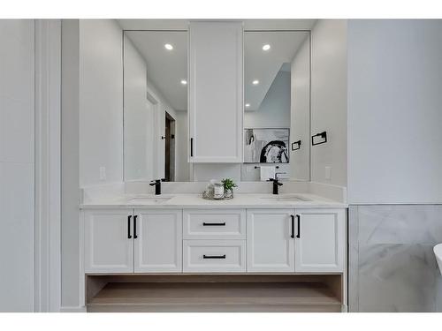 916 42 Street Sw, Calgary, AB - Indoor Photo Showing Bathroom