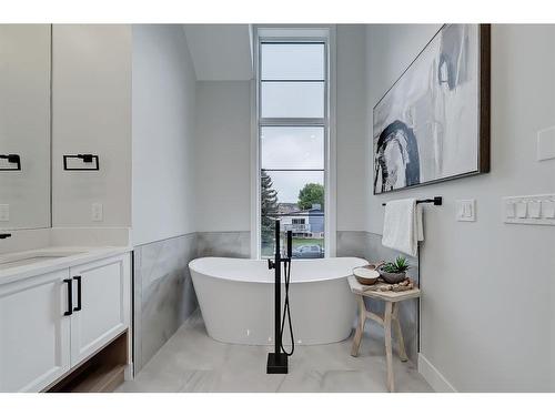 916 42 Street Sw, Calgary, AB - Indoor Photo Showing Bathroom