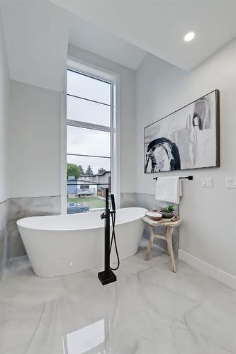 916 42 Street Sw, Calgary, AB - Indoor Photo Showing Bathroom