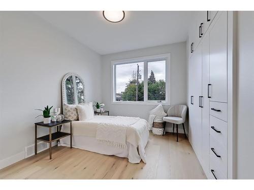 916 42 Street Sw, Calgary, AB - Indoor Photo Showing Bedroom