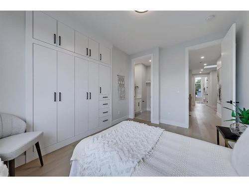 916 42 Street Sw, Calgary, AB - Indoor Photo Showing Bedroom