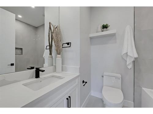 916 42 Street Sw, Calgary, AB - Indoor Photo Showing Bathroom