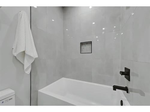 916 42 Street Sw, Calgary, AB - Indoor Photo Showing Bathroom