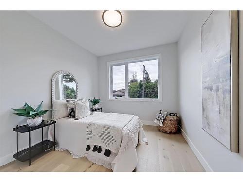 916 42 Street Sw, Calgary, AB - Indoor Photo Showing Bedroom