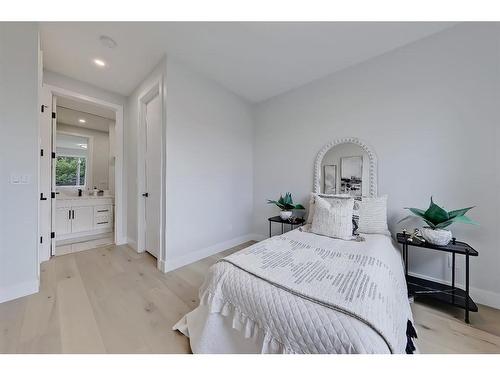 916 42 Street Sw, Calgary, AB - Indoor Photo Showing Bedroom