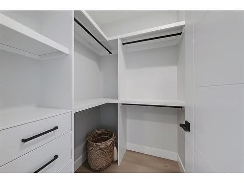 916 42 Street Sw, Calgary, AB - Indoor With Storage