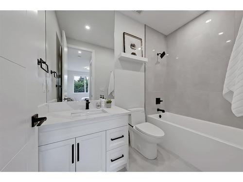 916 42 Street Sw, Calgary, AB - Indoor Photo Showing Bathroom