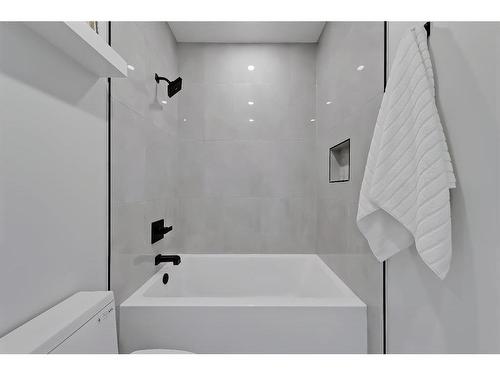 916 42 Street Sw, Calgary, AB - Indoor Photo Showing Bathroom