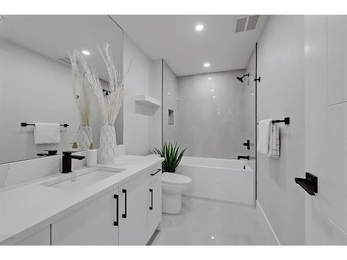 916 42 Street Sw, Calgary, AB - Indoor Photo Showing Bathroom