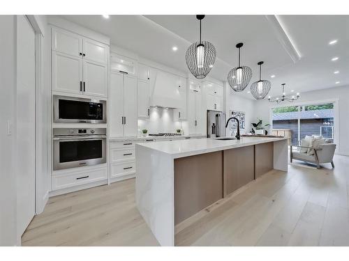 916 42 Street Sw, Calgary, AB - Indoor Photo Showing Kitchen With Upgraded Kitchen