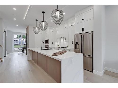 916 42 Street Sw, Calgary, AB - Indoor Photo Showing Kitchen With Upgraded Kitchen