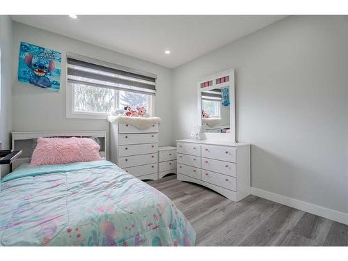 228 Pinecrest Crescent Ne, Calgary, AB - Indoor Photo Showing Bedroom