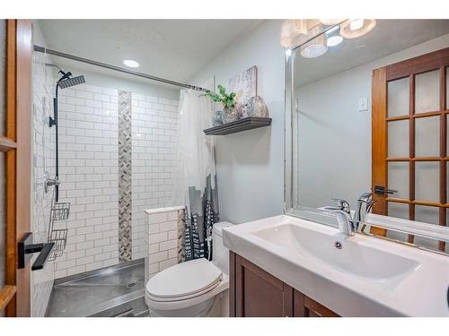 228 Pinecrest Crescent Ne, Calgary, AB - Indoor Photo Showing Bathroom