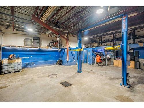 228 Pinecrest Crescent Ne, Calgary, AB - Indoor Photo Showing Garage